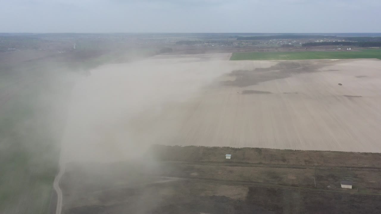 에서 먼지 폭풍은 검은 토양과 작물의 비옥한 층을 파괴합니다.