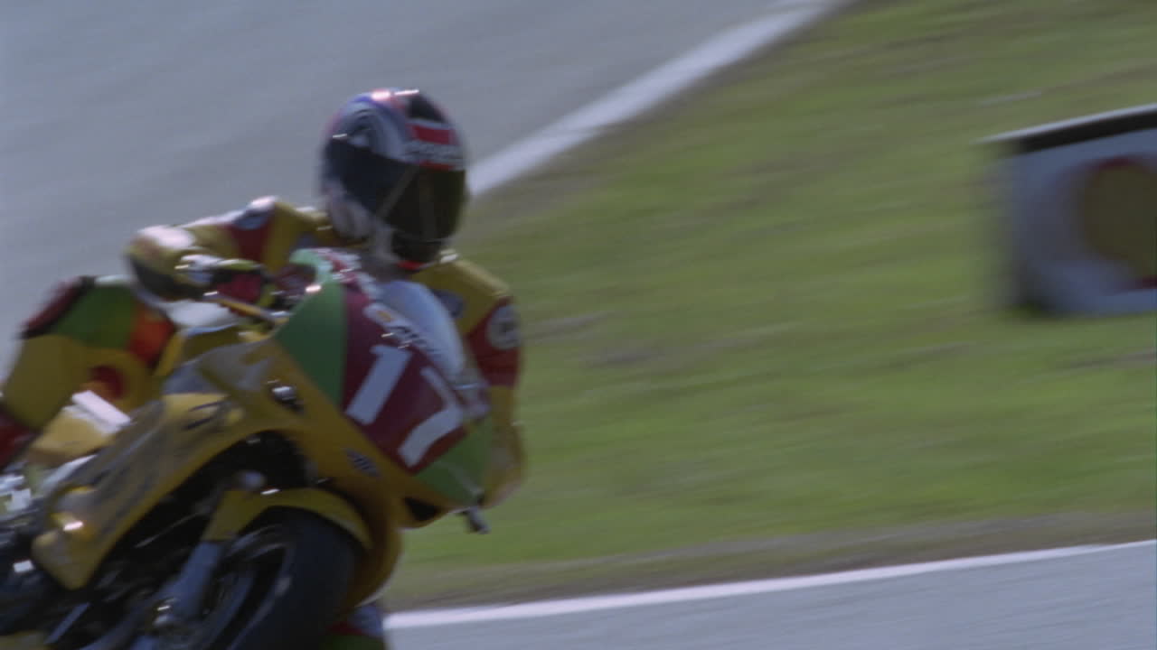 carrera de dos motociclistas alrededor de una pista