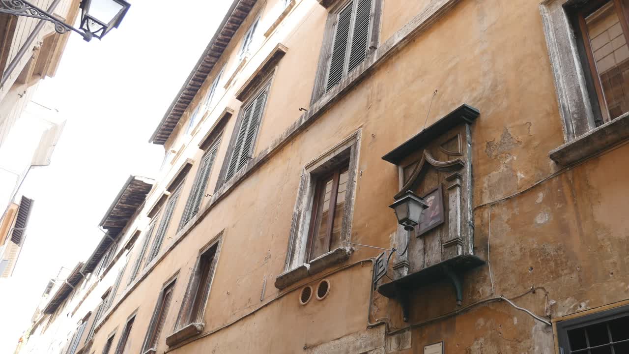 edificio naranja en el fondo del cielo