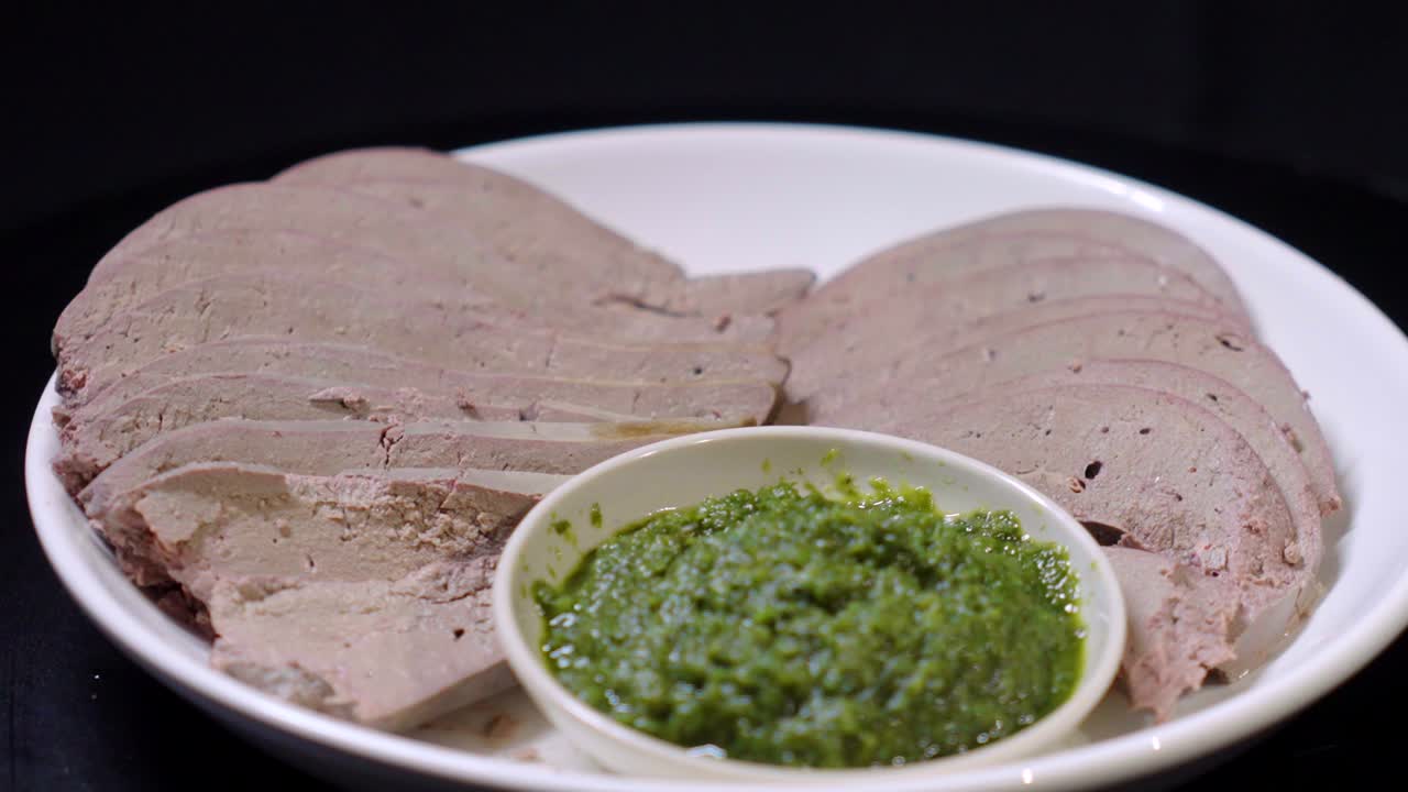 매력적이고 맛있는 양고기 요리 양 간