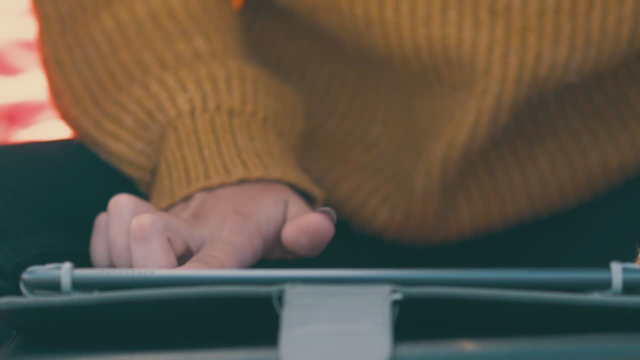 леди с маникюром на планшете в утреннем замедленном движении