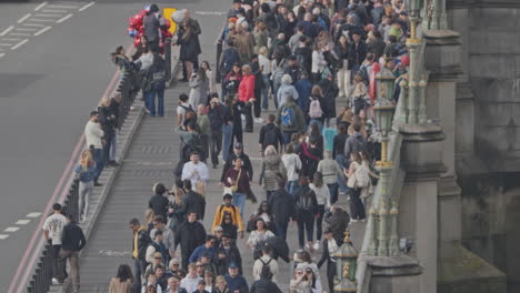 el tráfico y la gente que cruza el puente de westminster en londres