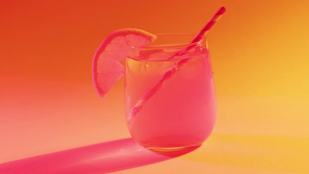 cerca de la bebida con naranja en fondo naranja.