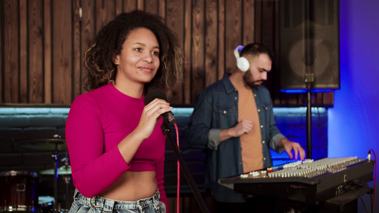 cantante en el estudio