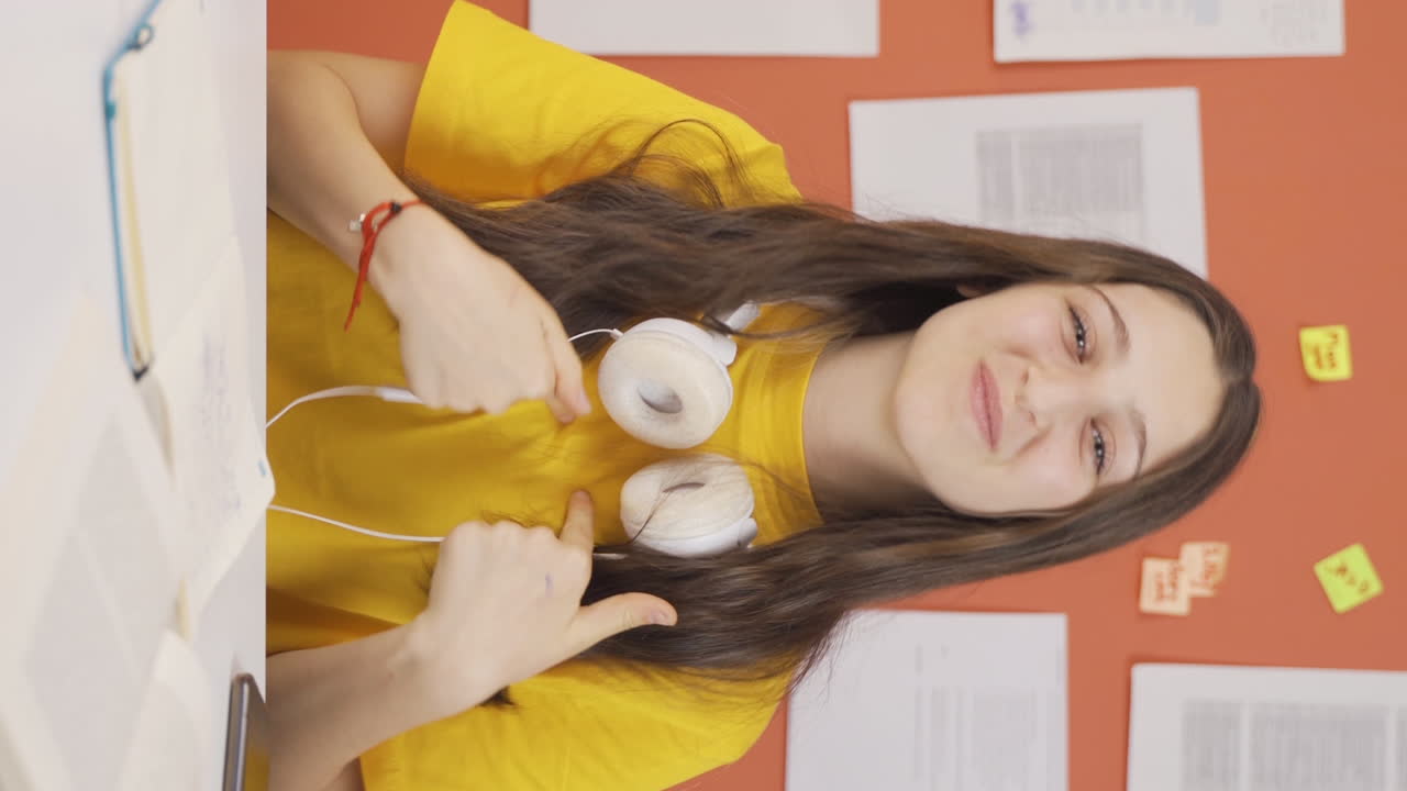 el video vertical de una niña mirando pensativamente a la cámara encuentra la idea.