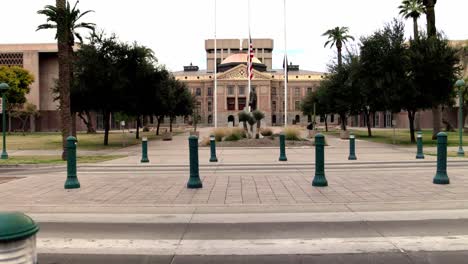 Edificio-Del-Capitolio-Del-Estado-De-Arizona-En-Phoenix,-Arizona,-Con-Una-Gran-Toma-Inclinada-Hacia-Arriba.