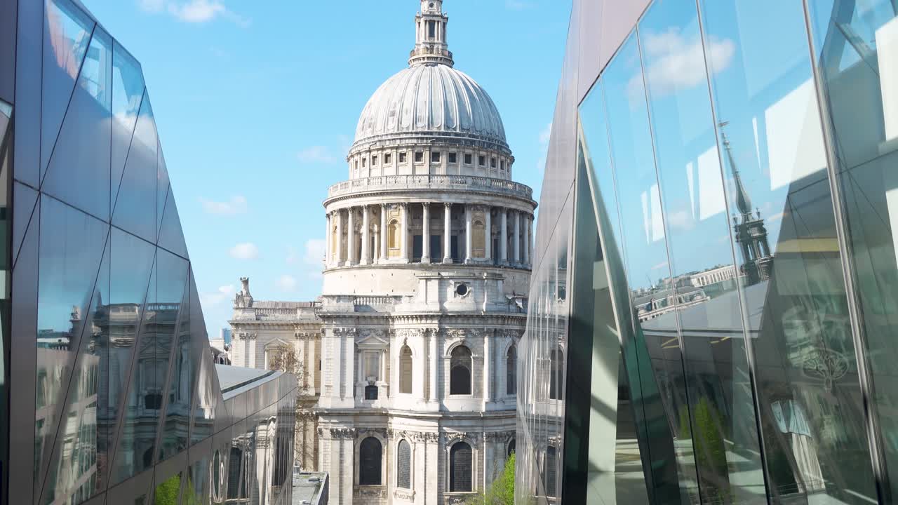 Catedral de São Paulo em Londres com vista da cúpula filmada de um elevador em movimento. Cena urbana mostrando arquitetura de igreja e edifícios modernos circundantes