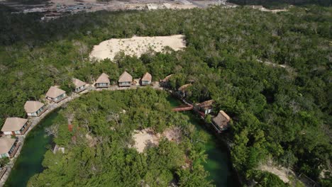 tiro inclinado de la vista panorámica del complejo hotelero zamna en méxico