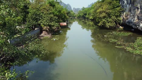 Drone-Aéreo-Volando-Sobre-Un-Río-De-La-Selva-En-Un-Valle-De-Montaña-En-Vietnam