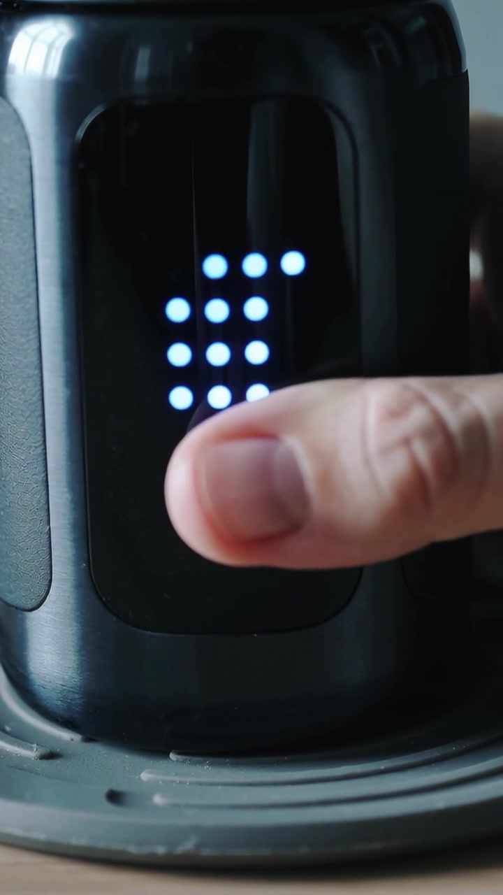Video vertical: Dedo presionando la pantalla de un dispositivo negro en una tableta en el escritorio, cambiando el LED a una columna.
