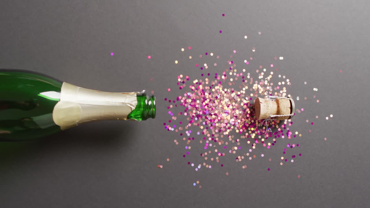 검은 바탕에 다채로운 반 ⁇ 이는 수평  ⁇ 페인 병과 코크의 비디오