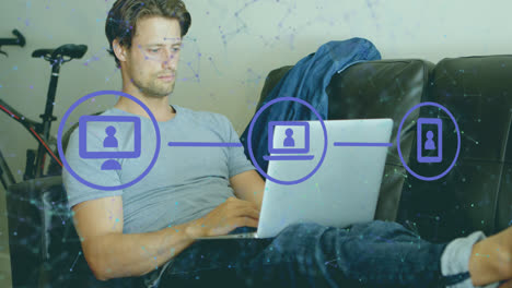 animación de iconos y puntos conectados sobre un hombre caucásico sentado en el sofá y trabajando en una computadora portátil