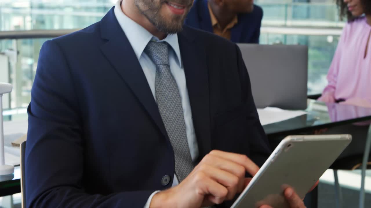 jóvenes empresarios que trabajan en una oficina moderna