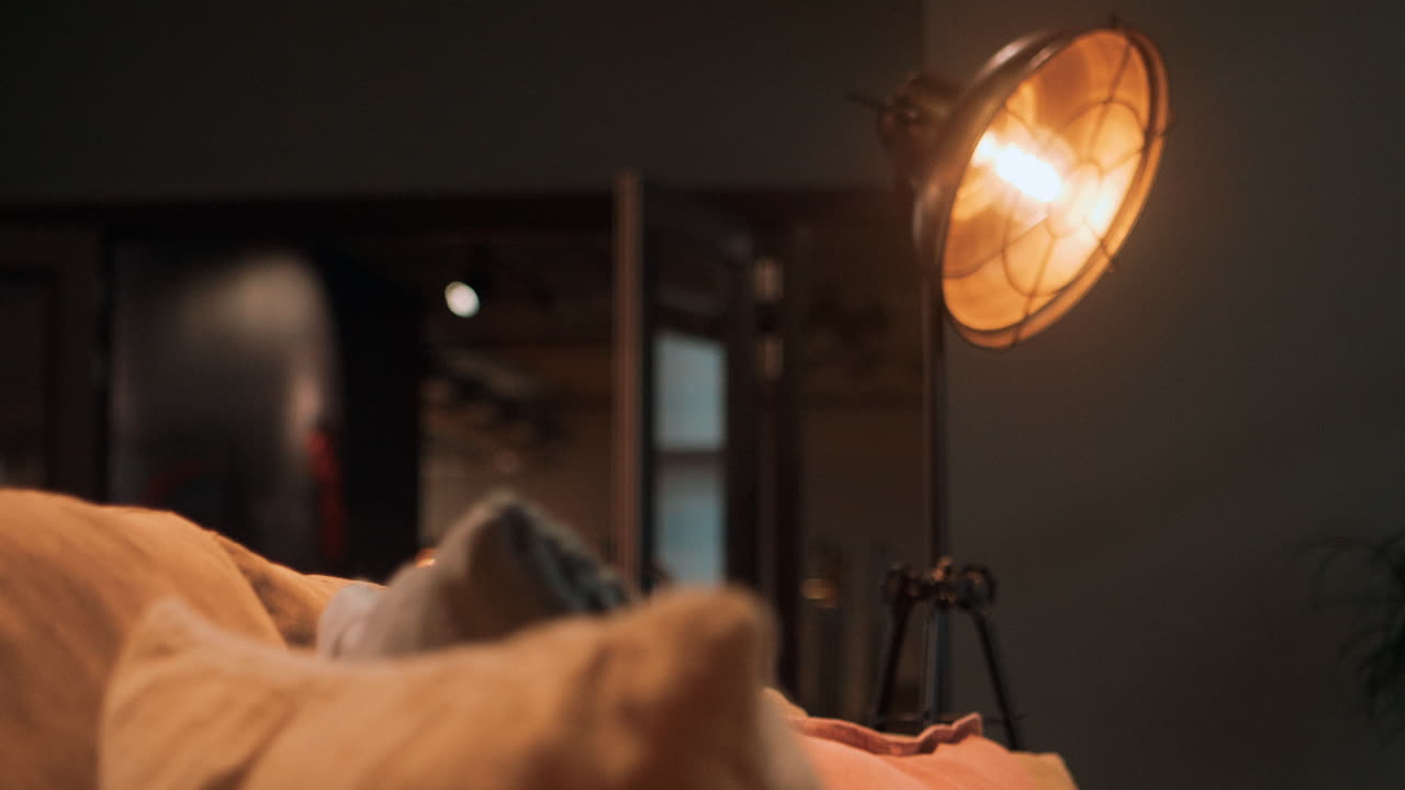 따뜻한 색조의 아늑한 거실