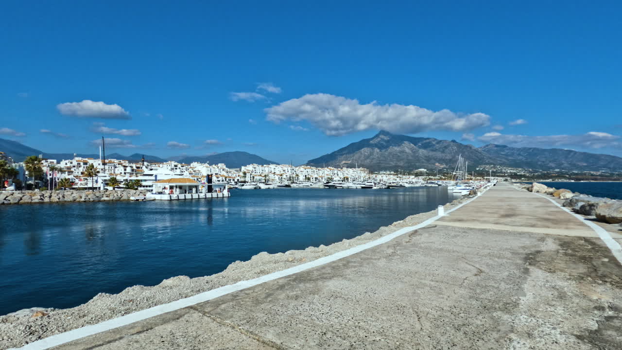 toma estática de 4k de la famosa bahía vacía de puerto banús en marbella, españa