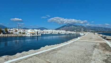 Toma-Estática-De-4k-De-La-Famosa-Bahía-Vacía-De-Puerto-Banús-En-Marbella,-España