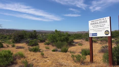 un cartel en el desierto cerca de la frontera entre estados unidos y méxico dice que el contrabando es ilegal