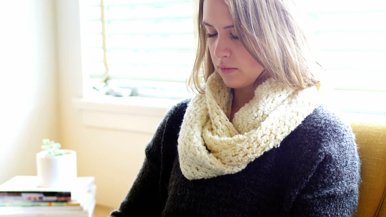 mujer hermosa usando tableta digital en la sala de estar