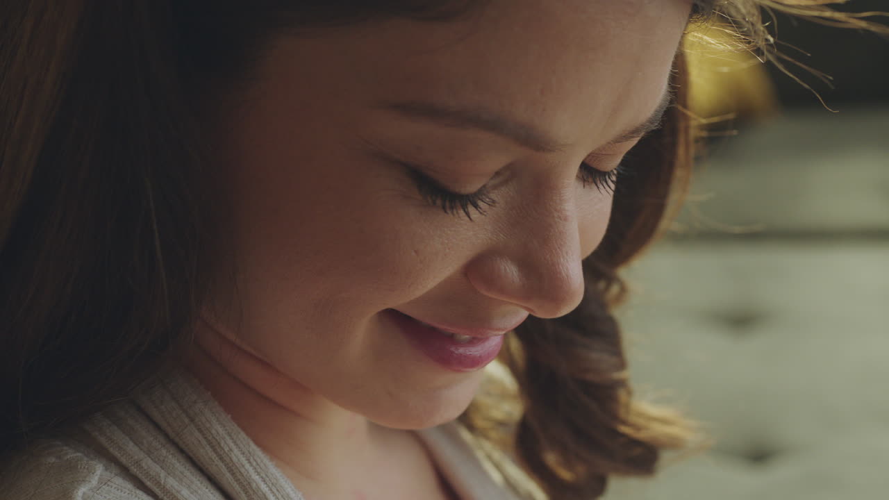 그녀의 아기가 모유 수유