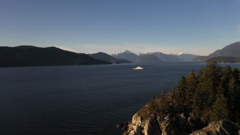 Toma-Cinematográfica-De-Un-Ferry-Navegando-Durante-La-Puesta-De-Sol-En-El-Sonido-De-Howe