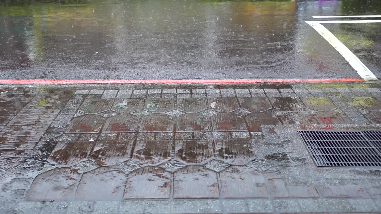 비가 많이 내리는 날의 도로.