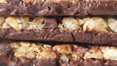 primer plano de las barras de granola de chocolate apiladas