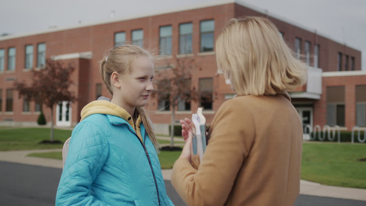 학생 이 학교 밖 에서 교사 와 대화 하는 것
