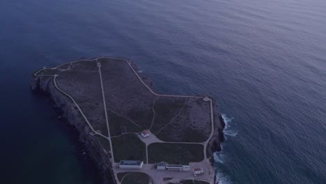 tomada de la famosa fortaleza de sagres en portugal durante la puesta de sol, inclinación aérea