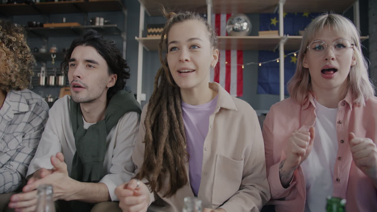 친구들이 경기를 보고 있습니다.