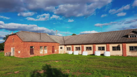 antiguo edificio de ladrillo rojo, almacén grunge en un día soleado de verano con cielo azul arriba