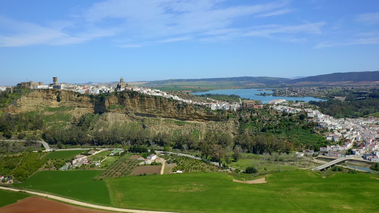 절벽과 마을 근처의 농장