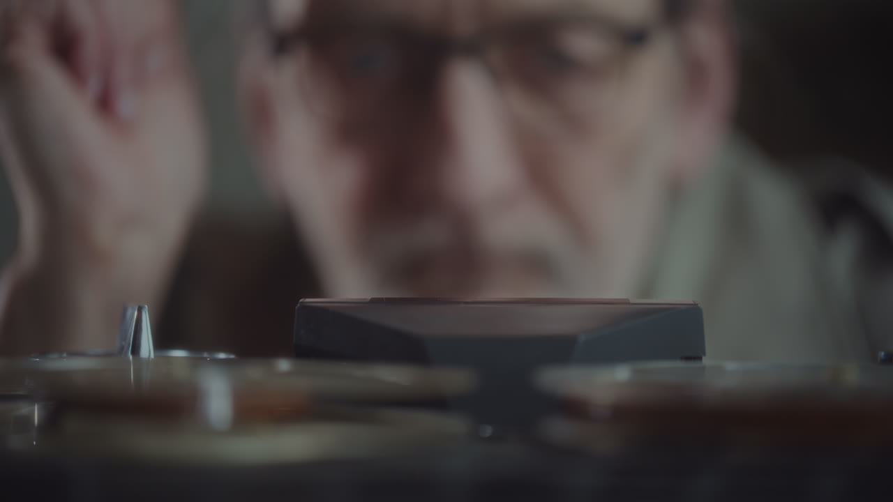 스파이는 신중한 녹음을 듣습니다.