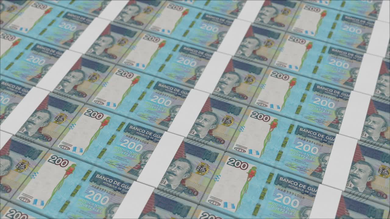 200 billetes de quetzal guatemalteco impresos por una prensa de dinero