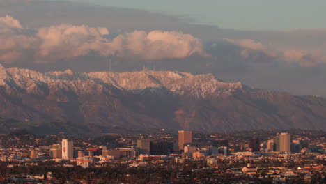 Hohe-Perspektive-Mit-Blick-Auf-Hollywood-Und-Mit-Schneebedeckten-Santa-Monica-Mountains-Im-Hintergrund