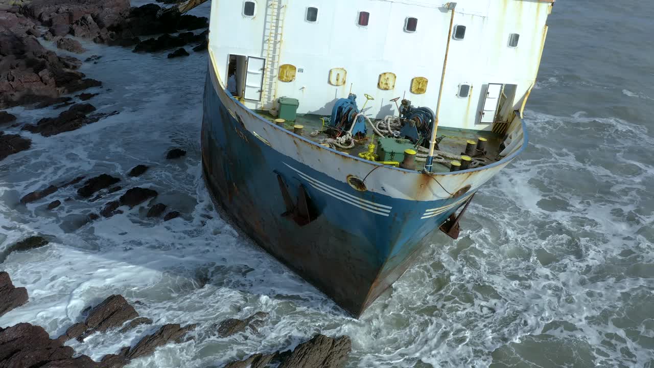 버려진 난파선 근접 촬영을 치는 파도