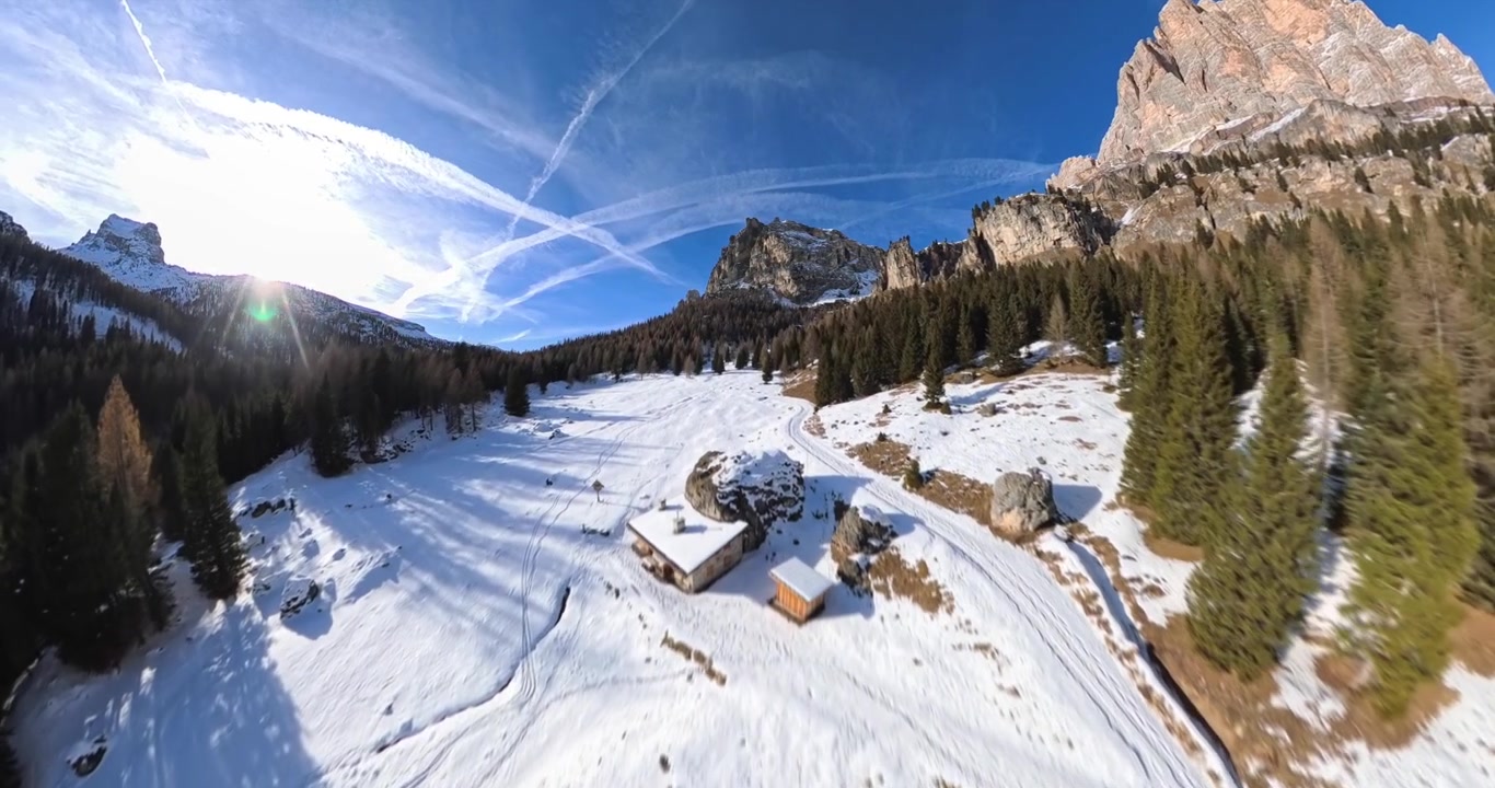 Drone in volo su paesaggio innevato al Passo Falzarego, Italia. Ripresa aerea in avanti