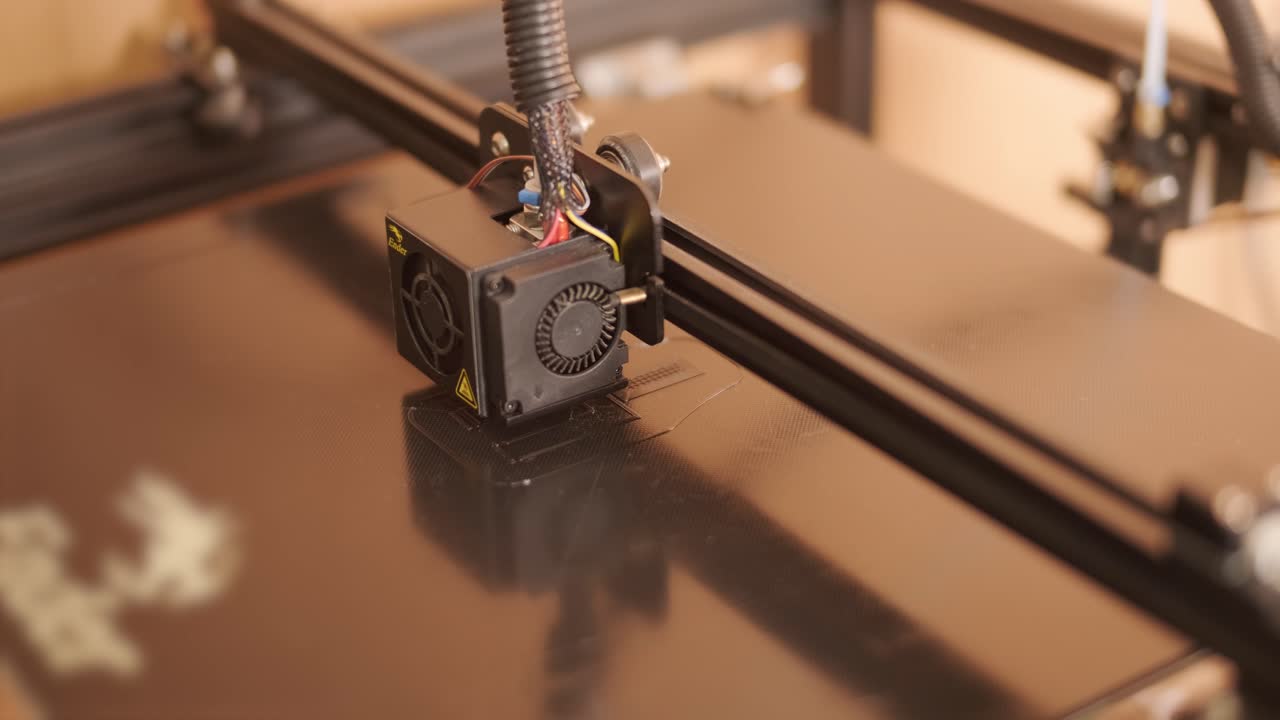 moderna impresora 3d de impresión de la figura de primer plano macro