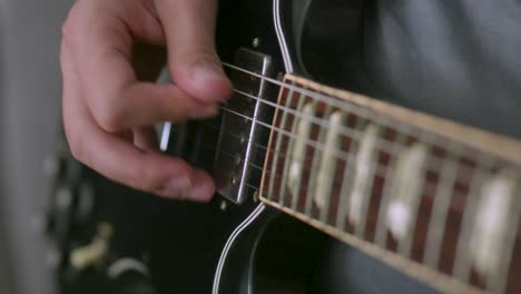 hombre tocando una guitarra eléctrica haciendo un solo con el movimiento de la cámara