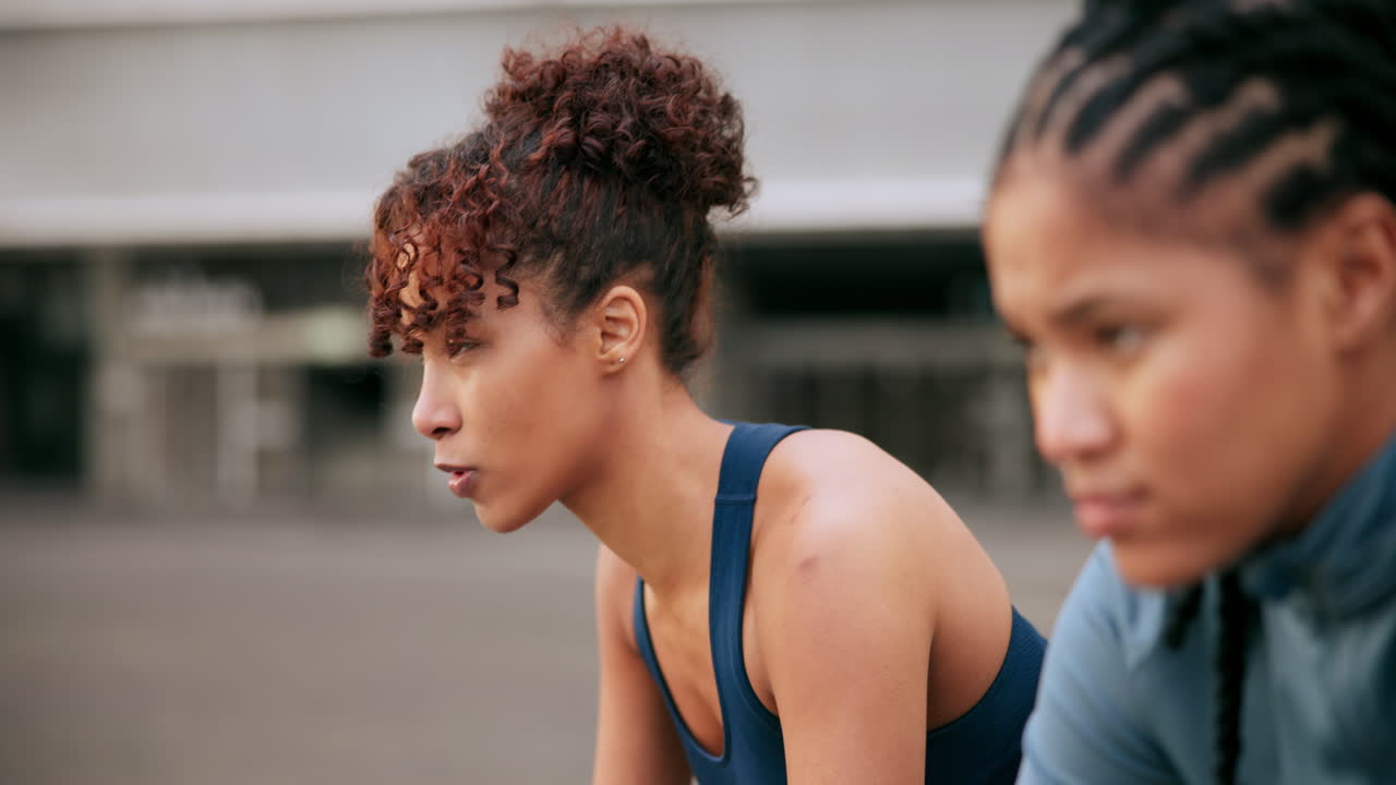 dos mujeres tomando un descanso después del ejercicio