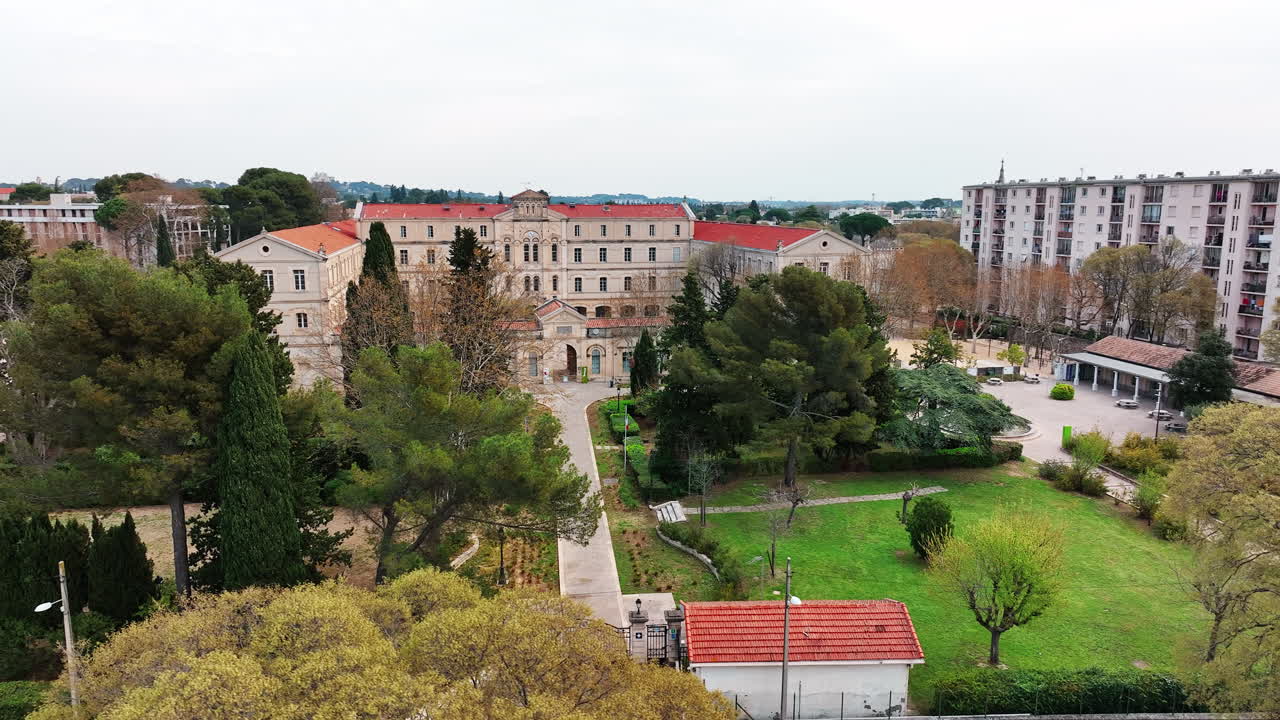 vista de pájaro del paisaje urbano y los árboles de montpellier.