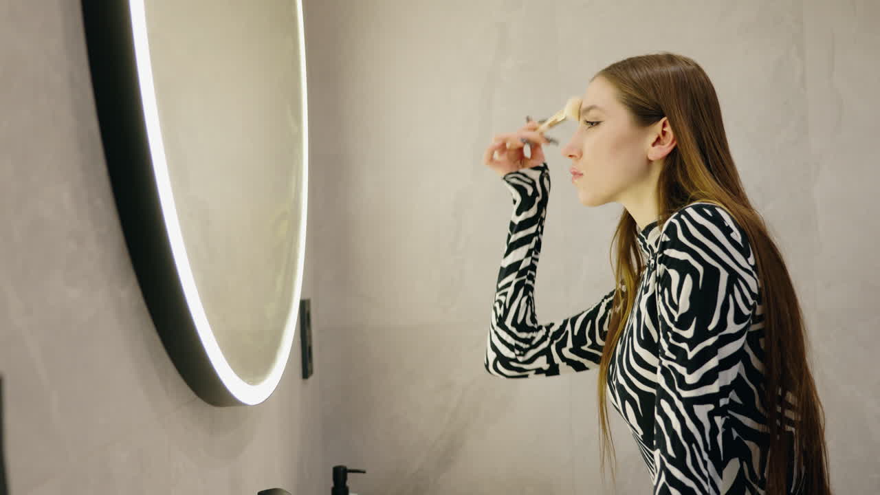 Donna che si trucca in bagno