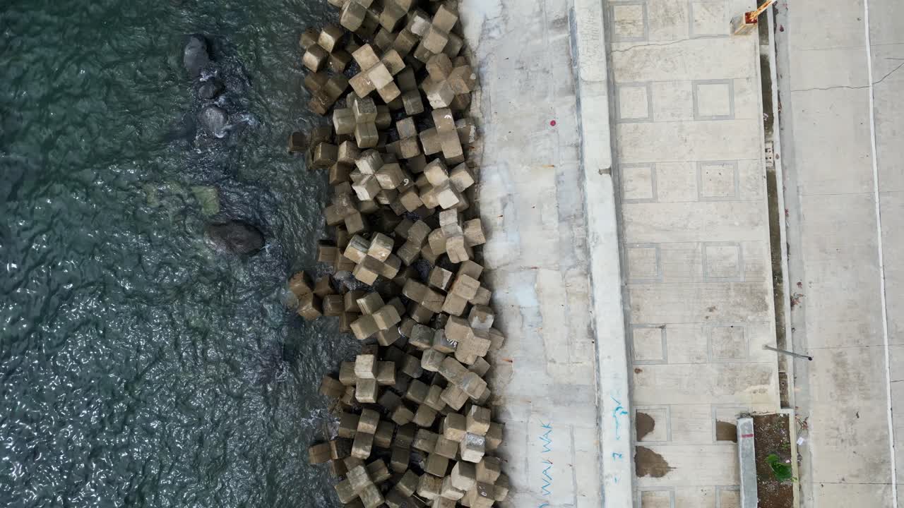 tetrápodos de hormigón junto al paseo marítimo en catanduanes, filipinas