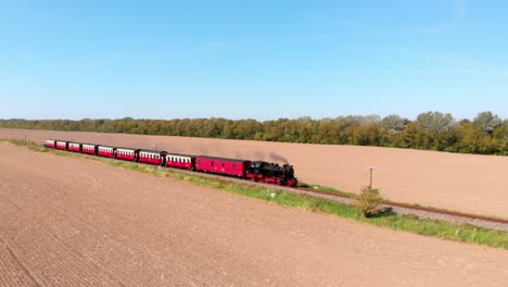 Aéreo:-Ferrocarril-De-Vía-Estrecha-A-Vapor-En-El-Campo-Pasando-Por-Campos-Sembrados