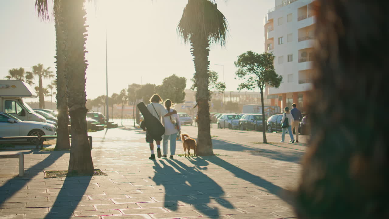 사랑의 커플이 프 애비뉴를 돌아다니며 거리를 가로지르는 개를 산책시키는 연인들