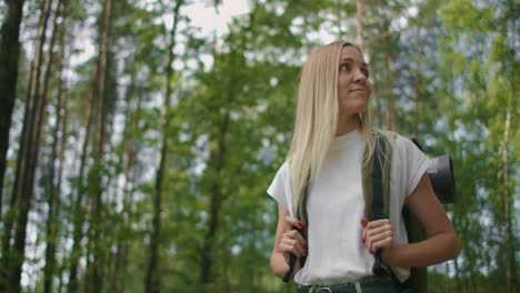 Mujer-Explorando-Un-Claro-Con-Helechos-En-El-Bosque.-Mujer-Excursionista-Camina-En-La-Selva-Tropical.-Chica-Excursionista-Caminando-Con-Mochila-A-Través-De-La-Densa-Naturaleza-Del-Bosque-Lluvioso