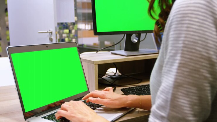 Direktør bruger bærbar computer ved skrivebord på kontor 4k