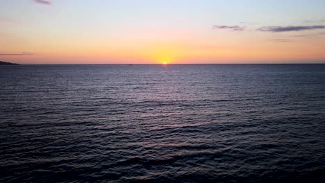 puesta de sol con el sol poniéndose en el horizonte