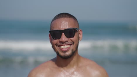 hombre feliz en la playa
