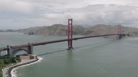 Slow-aerial-dolly-to-the-right-of-the-Golden-Gate-Bridge-in-San-Francisco,-California