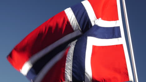 Una-Bandera-Noruega-Ondeando-En-El-Viento